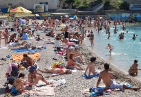 Отдыхающие на пляже 