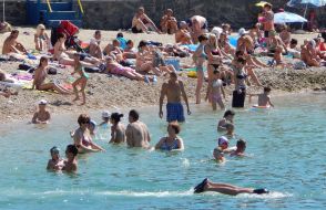 Отдыхающие на пляже