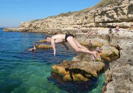 Отдыхающие на пляже