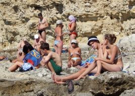 Отдыхающие на пляже