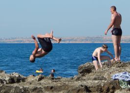 Отдыхающие на пляже