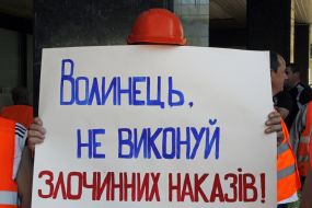 Participant holds a placard picket