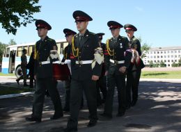 Военнослужащие несут гроб Андрея Когана