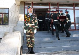 Военнослужащие несут гроб Андрея Когана