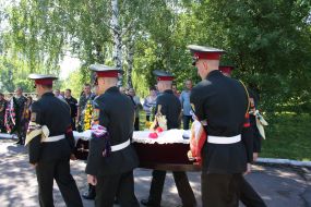 Военнослужащие несут гроб Андрея Когана