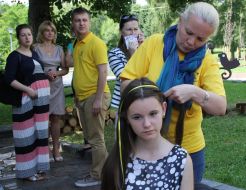 Вплітання жовто-блакитних стрічок в зачіску