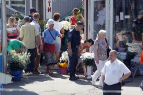 Sale of flowers in the Lesnoy market