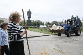 Уборка территории возле горсовета в Славянске