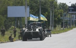 Военнослужащие возле БТР