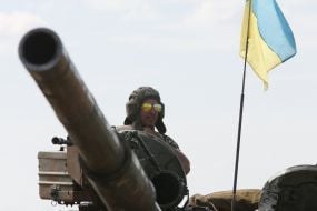 Военнослужащие на танке