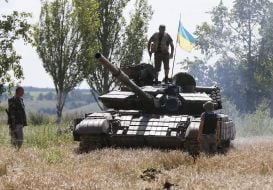 Военнослужащие возле танка