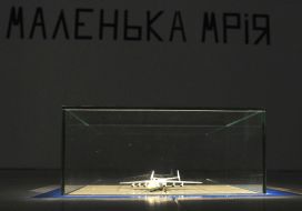 Композиция с моделью самолета "Мрия"