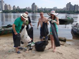 Участники акции «Убери заповедный остров»