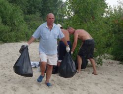 Участники акции «Убери заповедный остров»