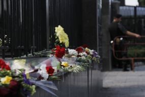 Цветы в память о погибших в московском метро