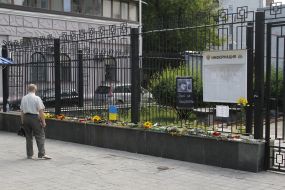 Цветы в память о погибших в московском метро