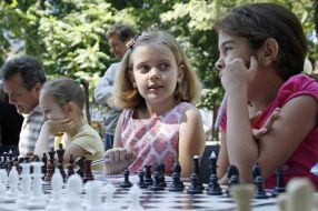 Session of simultaneous chess
