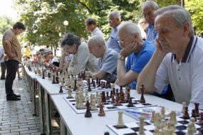 Session of simultaneous chess