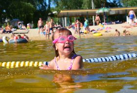 Девочка купается в озере