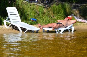 Мужчина лежит на лежаке