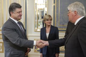 Petr Poroshenko,  Franciscus Timmermans and Julie Bishop