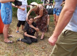 Женщине стало плохо во время похорон
