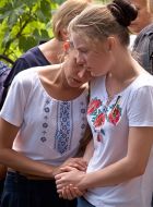 Сестра  и невеста погибшего десантника Ильи Гайдука