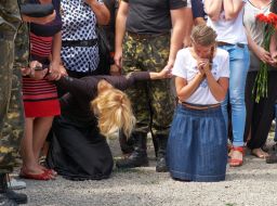Мать и сестра  погибшего десантника Ильи Гайдука