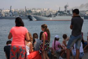 Зрители во время репетиции парада кораблей