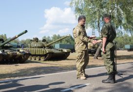 Петро Порошенко нагороджує військовослужбовця 