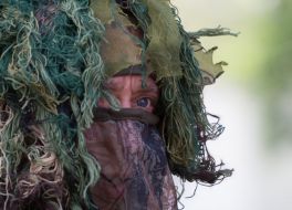 Військовослужбовець в маскувальному халаті