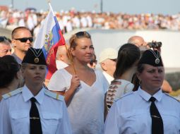 Женщина держит флаг РФ