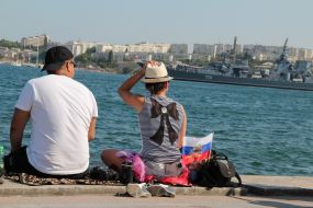 Пара сидит у моря