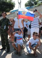 Мальчик держит флаг РФ