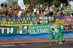Players of FC "Karpaty" (Lvov) and fans