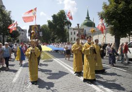 Believers carry a huge flag of Ukraine