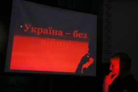 Installation with the inscription "Ukraine without war"