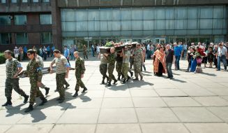 Бійці "Правого сектора" несуть труну