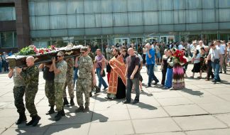 Бійці "Правого сектора" несуть труну