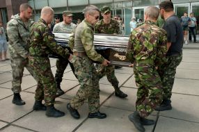 Бійці "Правого сектора" несуть труну