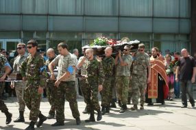 Бійці "Правого сектора" несуть труну