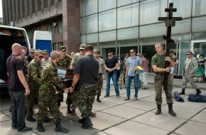 Бійці "Правого сектора" несуть труну