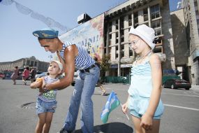 Колишній військовослужбовець повітряно-десантних військ з дитиною