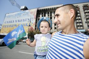 Колишній військовослужбовець повітряно-десантних військ з дитиною