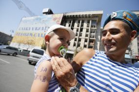 Колишній військовослужбовець повітряно-десантних військ з дитиною