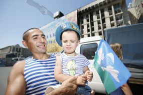 Колишній військовослужбовець повітряно-десантних військ з дитиною