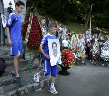 Young athletes carrying a portrait of Valentin Belkevich