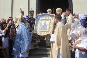 Priests endure miraculous image