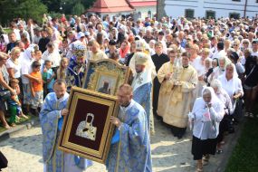Priests endure miraculous image