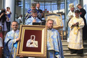 Priests endure miraculous image